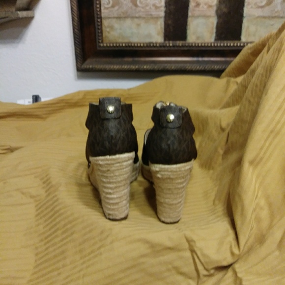 Michael Kors wedge heel shoes. Almost like new! - Picture 3 of 4